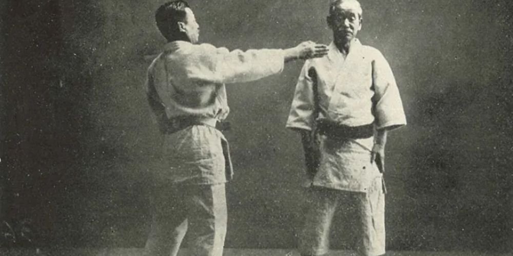 Jigoro Kano demostrando una kata tradicional de Judo junto a otro judoka