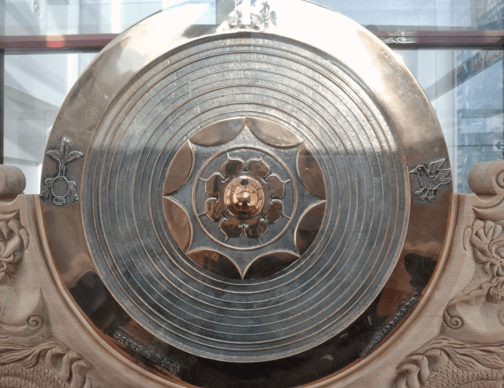 Ilustración del Yata no Kagami, espejo octagonal sagrado que inspiró el emblema del Kodokan Judo